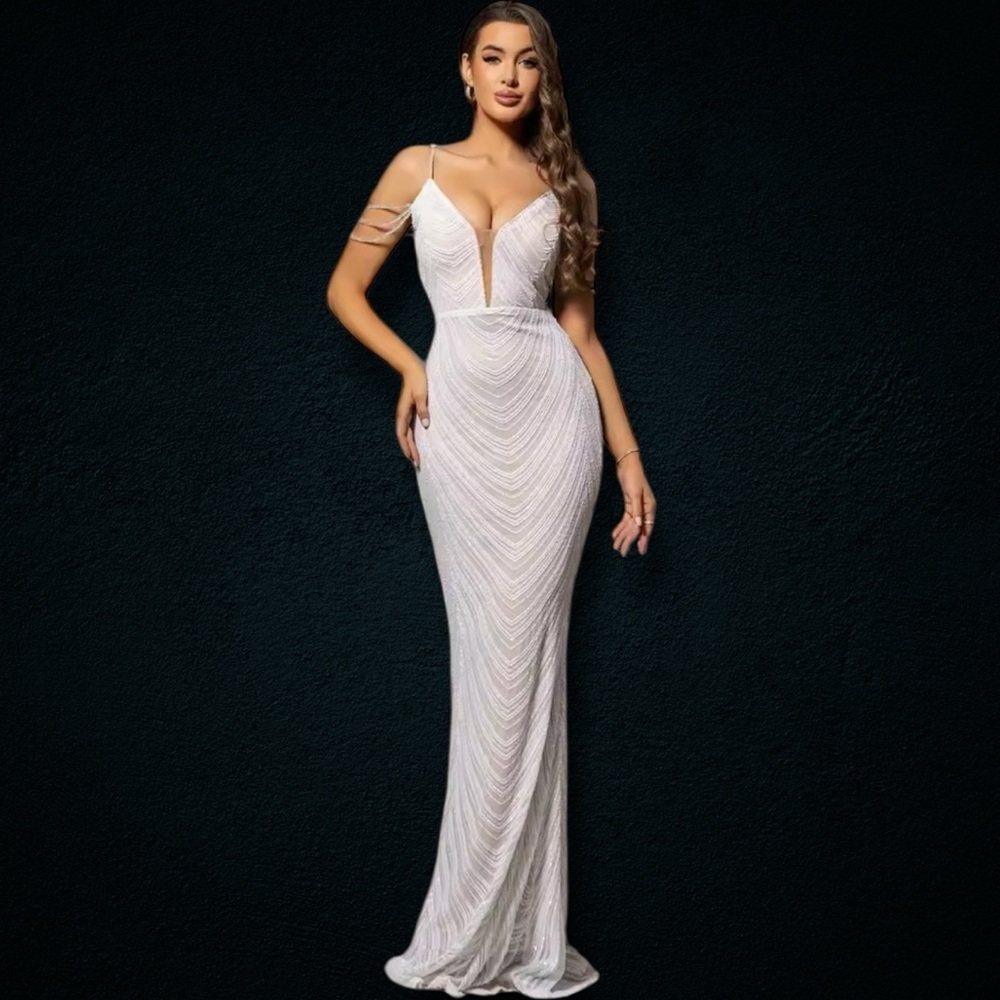 Elegant White Evening Gown- 6(M) - Picture 4 of 7